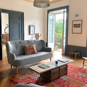 Maison Cha-ri-va-ri Bed & Breakfast